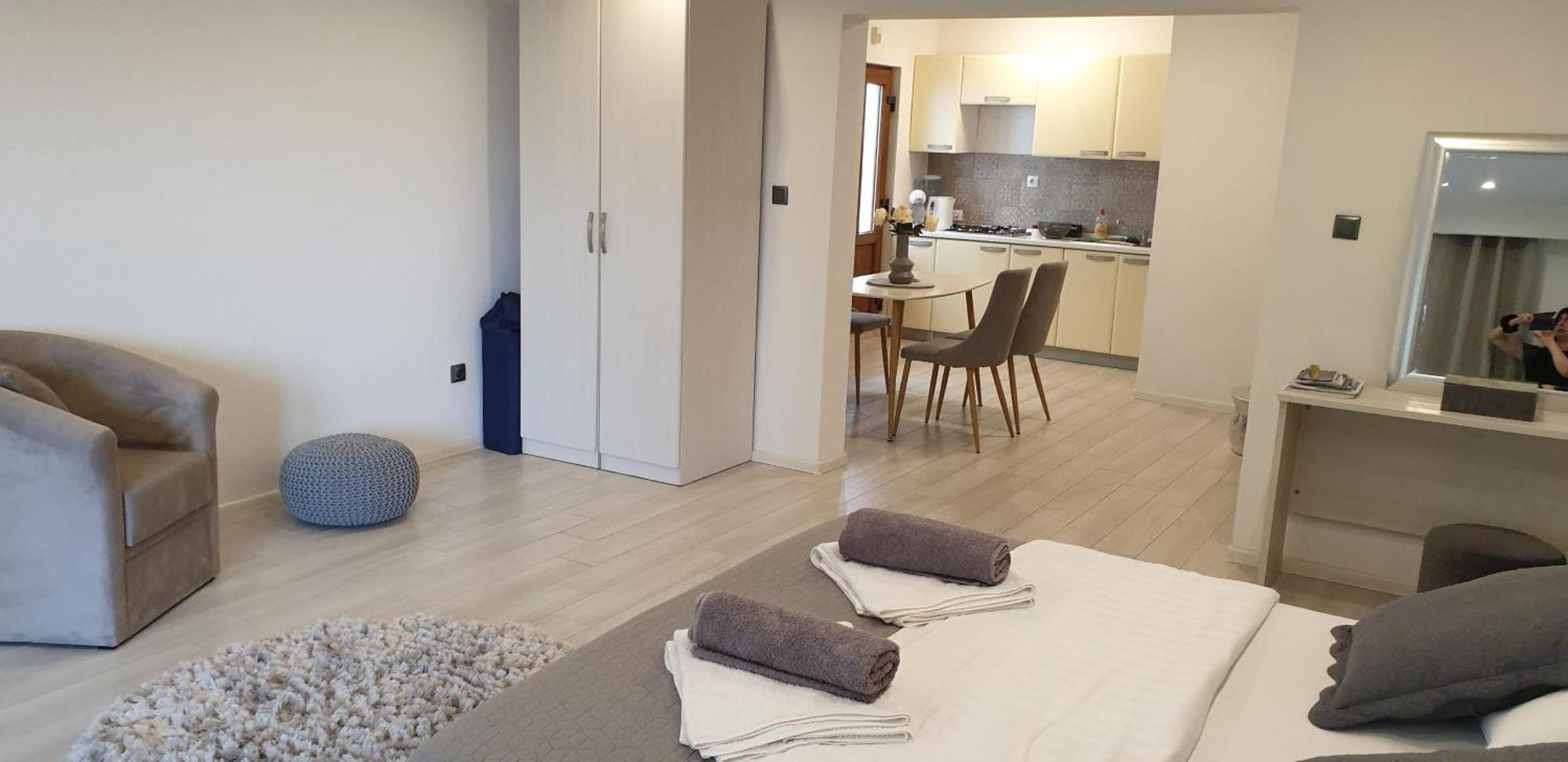 Romantic Rohreggerova Apartment *